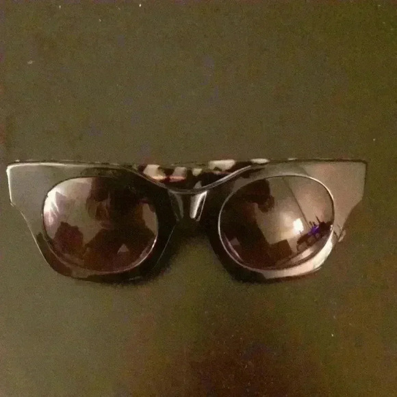 Ted Baker of London 52mm black with animal print inside. Dark lenses - Picture 1 of 4